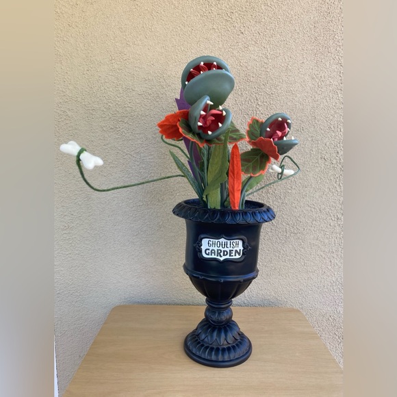 Hyde & Eek 28" Large
Creepy Ghoulish
Garden Halloween
Black Planter Boutique - Picture 3 of 6